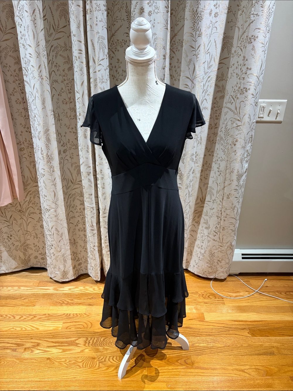 Tommy Hilfiger Elegant Black V-Neck Flutter Sleeve Dress - size 6